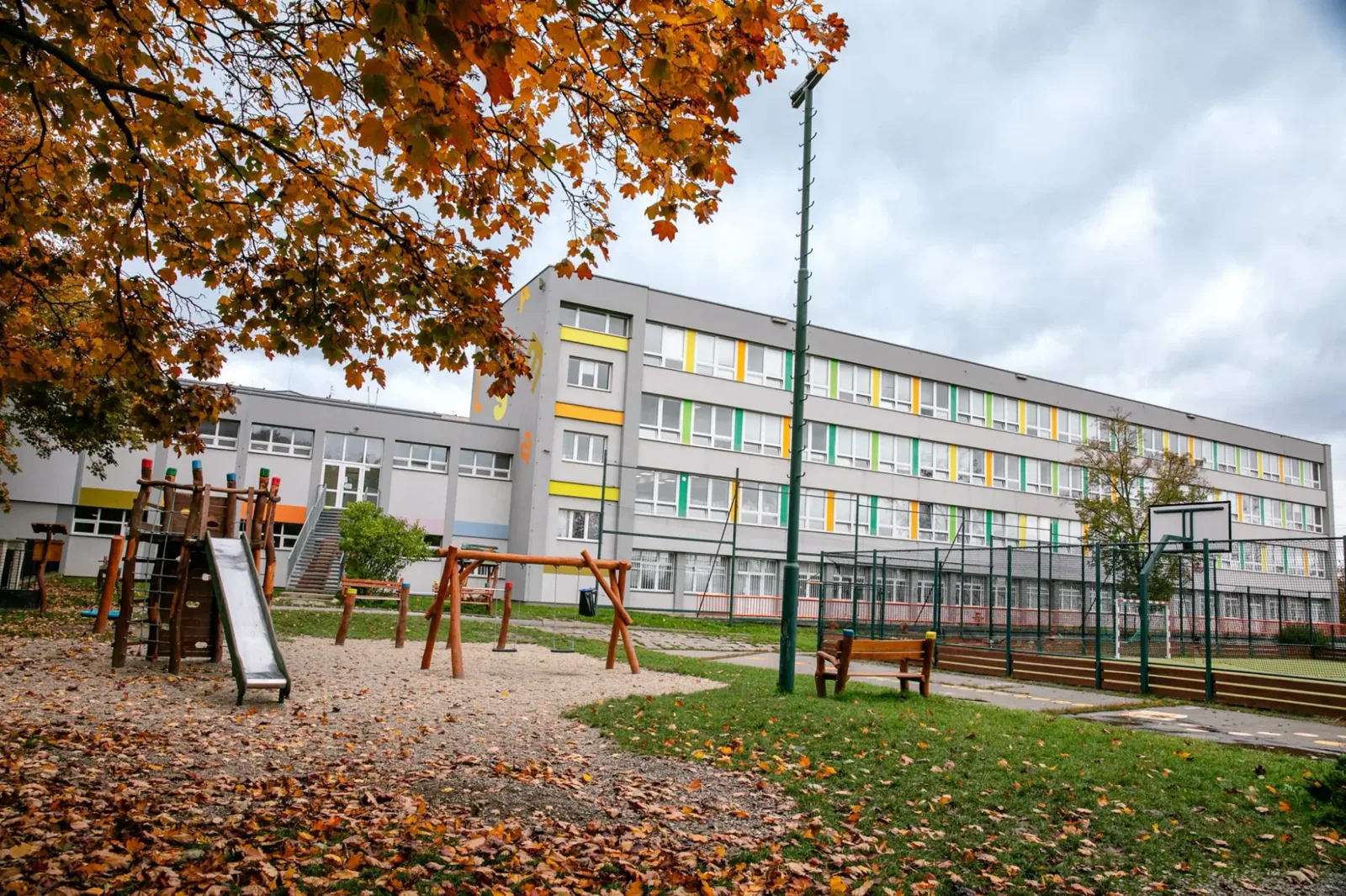 Budova Základní školy Na Chodovci se školním hřištěm